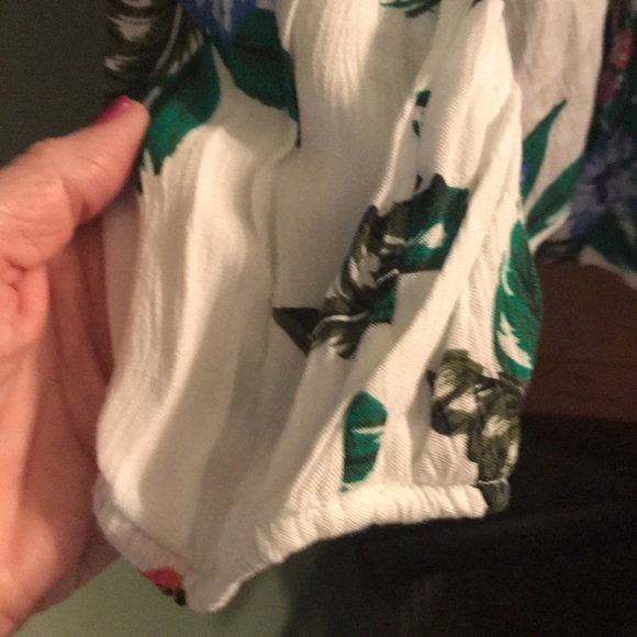 Adorable and flattering Old Navy Boho Blouse - like new! - Picture 5 of 6